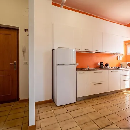 Апартаменты Lakeside With Balcony And View - Larihome A23 Граведона