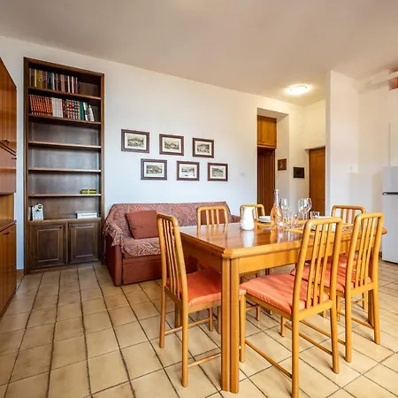 Apartmán Lakeside With Balcony And View - Larihome A23 *