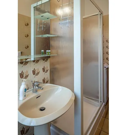 Апартаменты Lakeside With Balcony And View - Larihome A23 Граведона